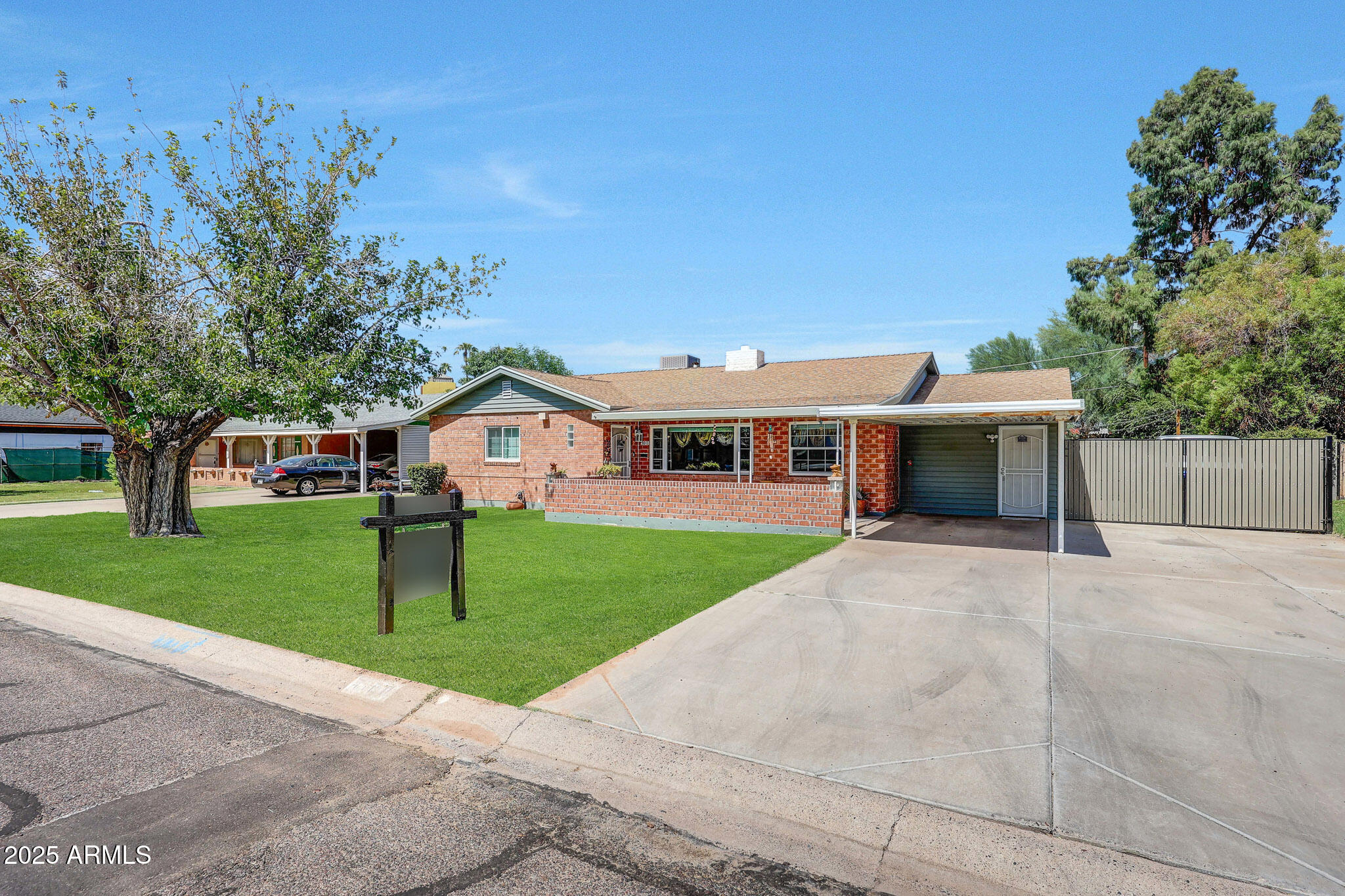 4108 East Edgemont Avenue Phoenix, AZ 85018 - Photo 7 of 118 GRASS (3)