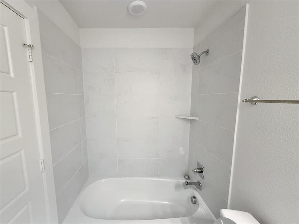 5924 Owen Road McKinney, TX 75071 - Photo 32 of 40 a bathroom with a bathtub