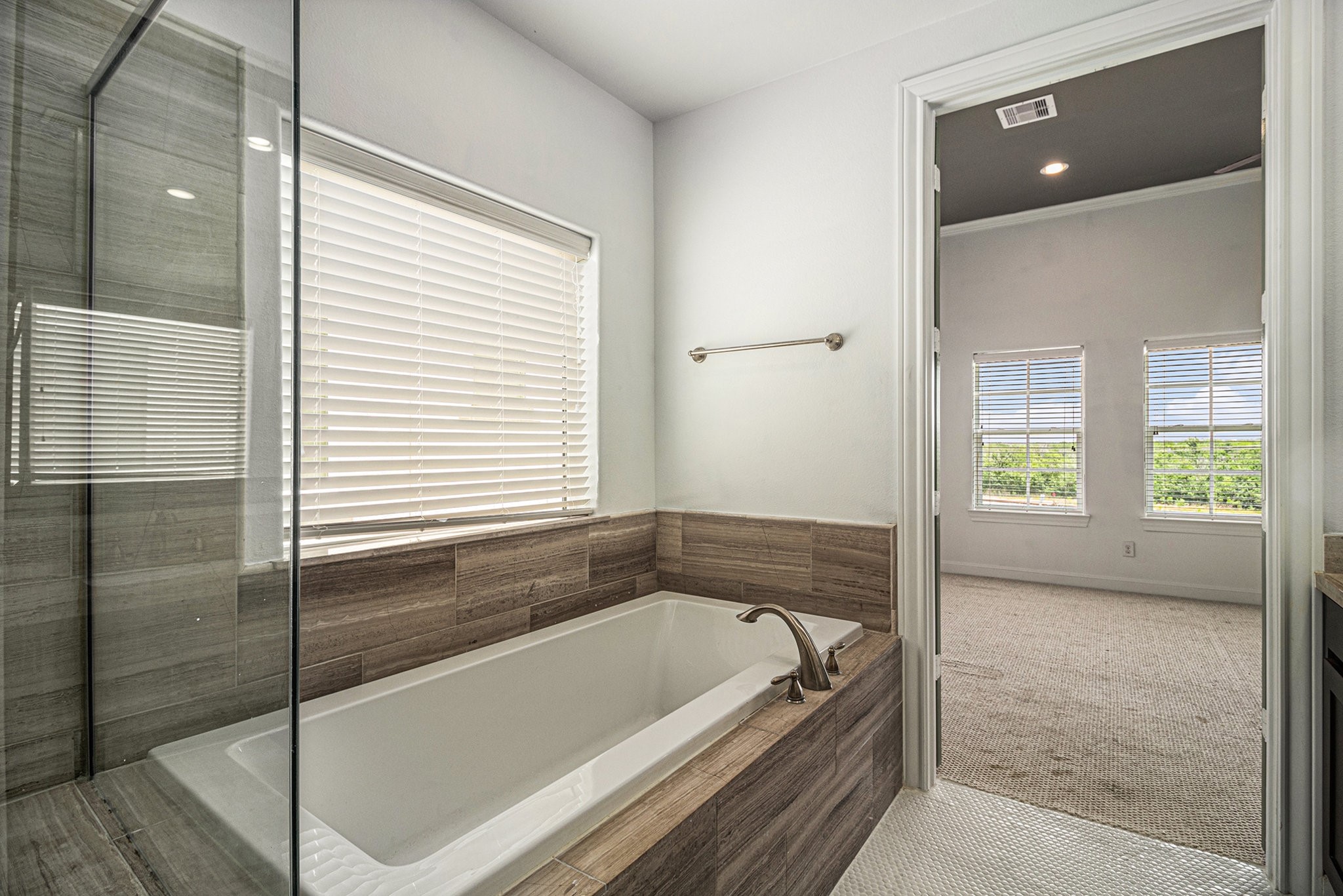 9674 Knight Road Houston, TX 77045 - Photo 19 of 21 a bathroom with a bathtub and shower