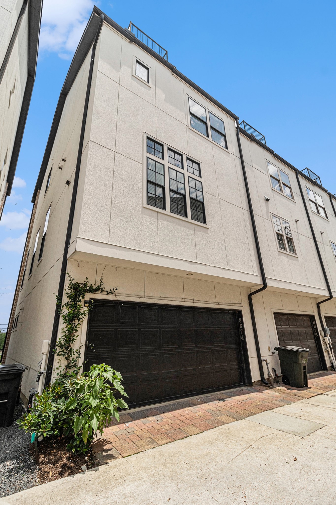9674 Knight Road Houston, TX 77045 - Photo 20 of 21 a front view of a house