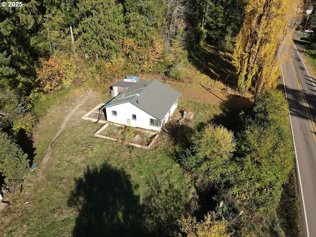 a view of a small yard with plants