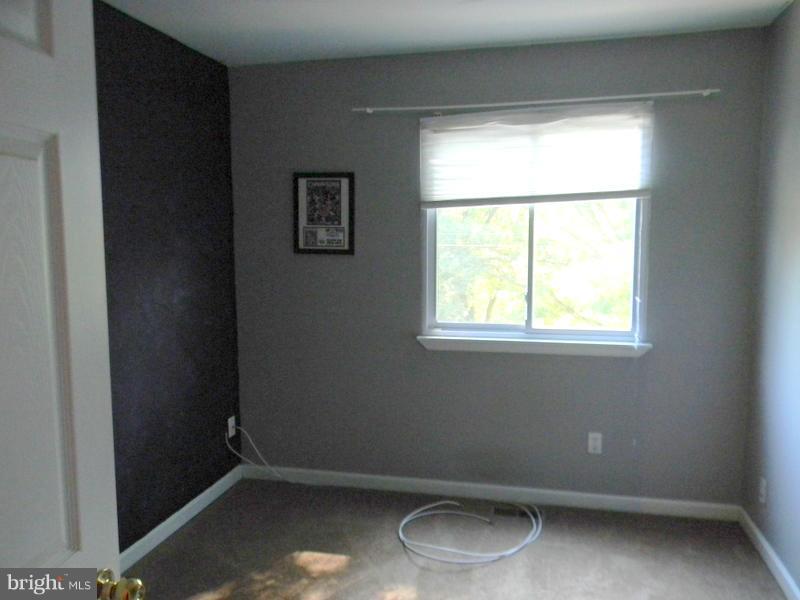 1735 Quantico Road Edgewater, MD 21037 - Photo 11 of 30 an empty room with a window