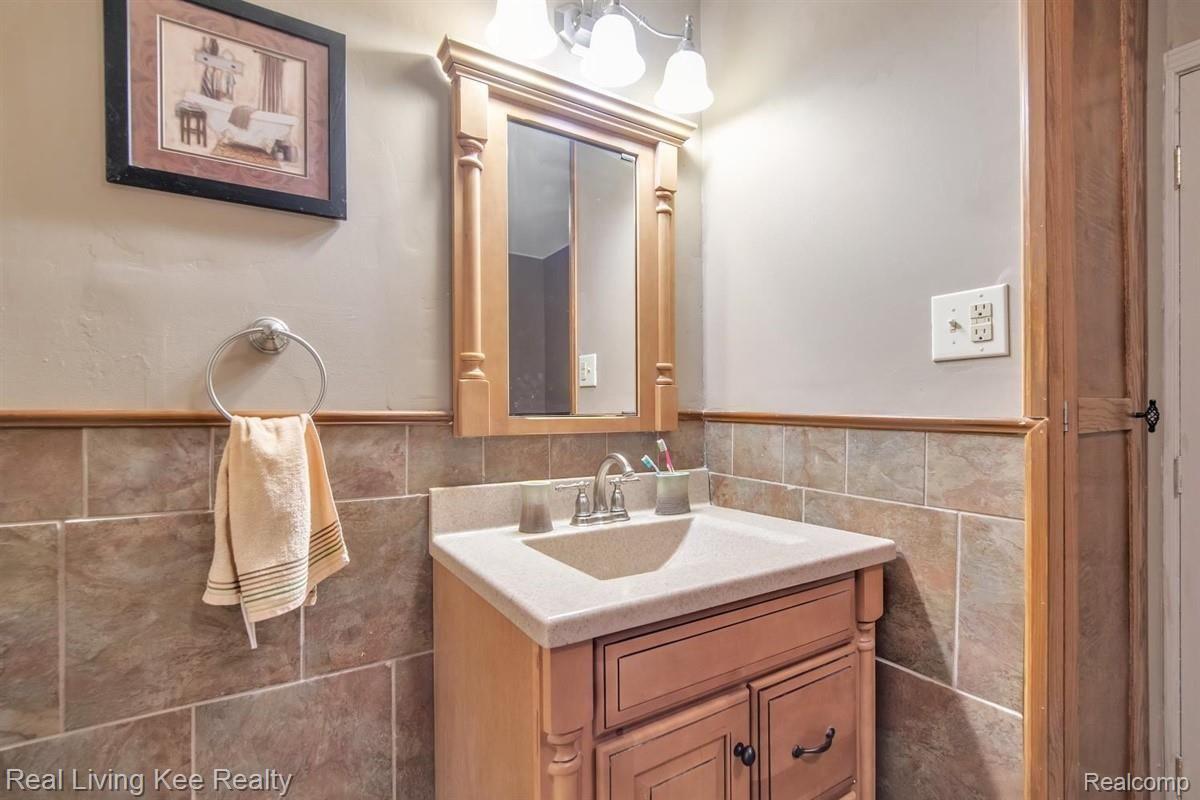 3078 Avalon Road Rochester, MI 48309 - Photo 20 of 32 21-3078-Avalon-Rd-WindowStill-Real-.jpg