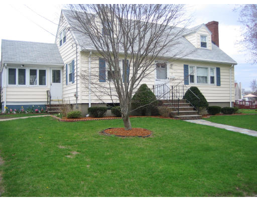 12 Hanford Road Stoneham, MA 02180 - Photo 1 of 22 Gallery Image 1