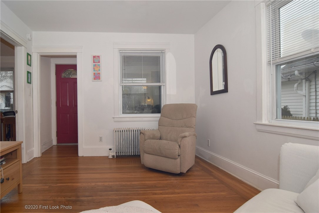 24 Metropolitan Road Providence, RI 02908 - Photo 5 of 27 Living room