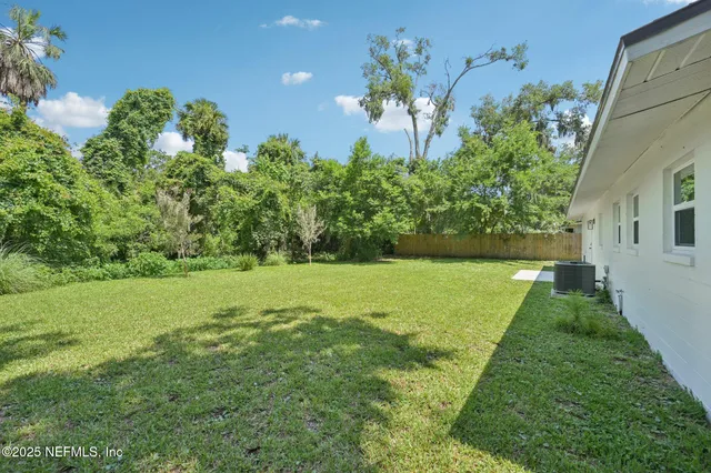 a view of yard with green space