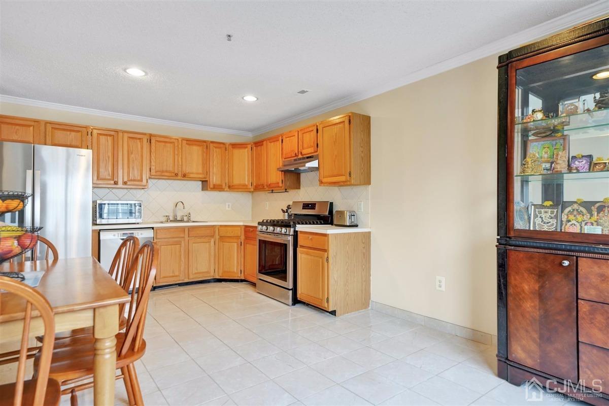 1 Prestwick Way, Unit 1 Edison, NJ 08820 - Photo 9 of 24 a kitchen with granite countertop a stove a sink and a refrigerator