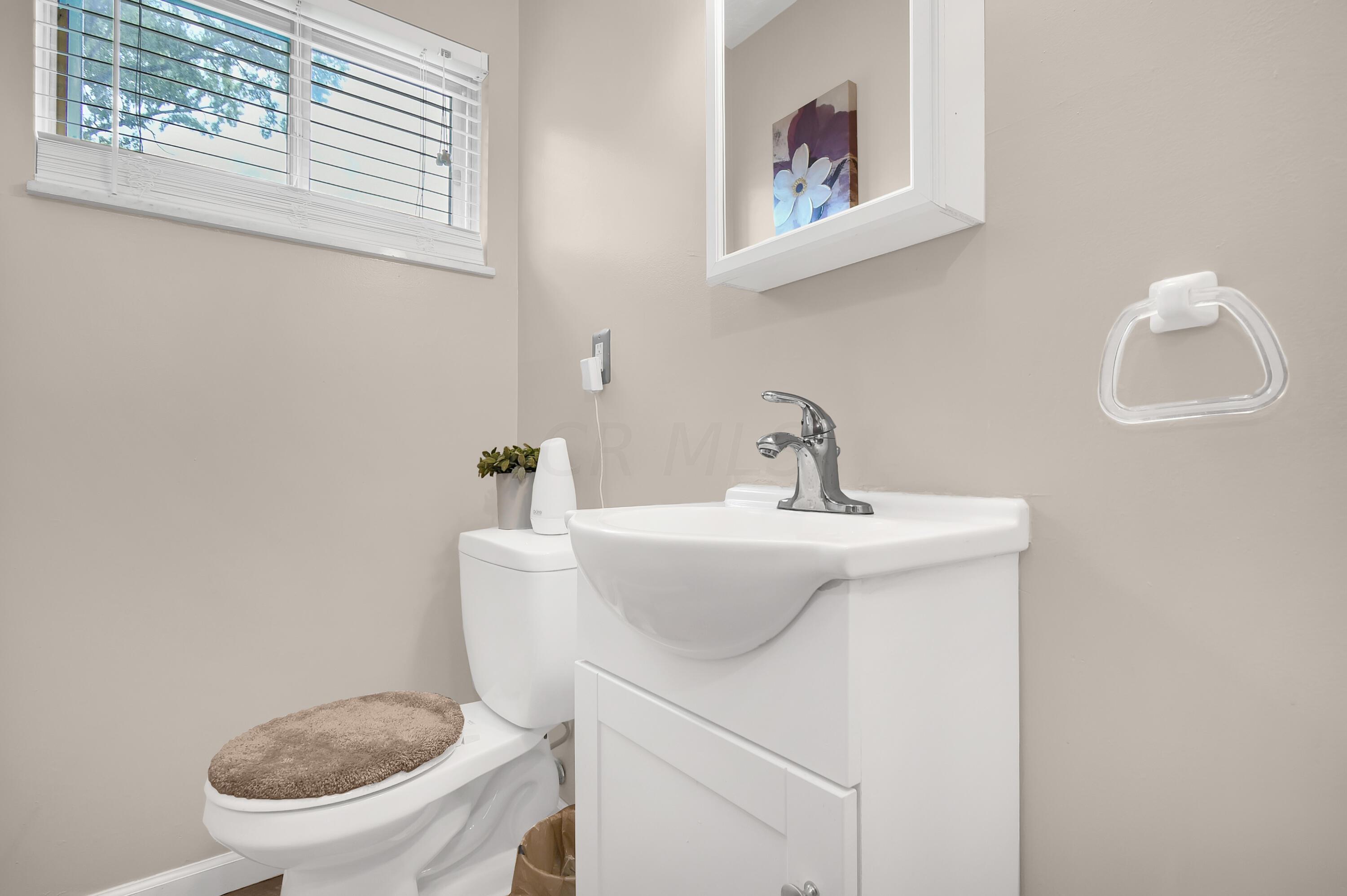3008 Upton Road West Columbus, OH 43232 - Photo 10 of 28 half bath