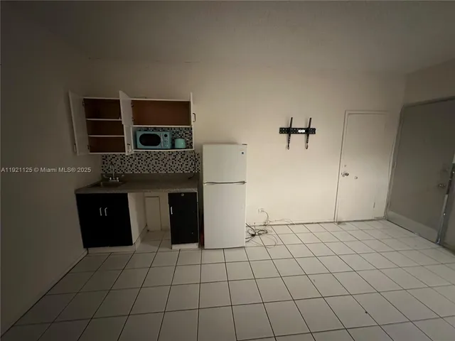 a view of a livingroom with an empty space