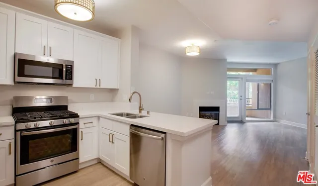 $3,065 | 340 Hauser Boulevard, Unit 4114, Los Angeles, CA 90036