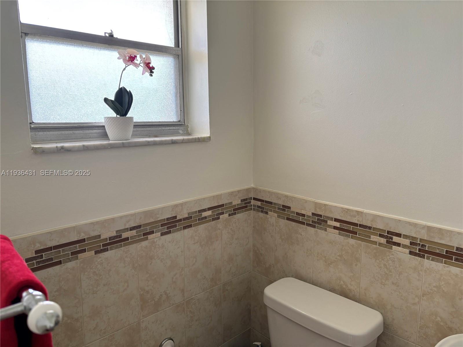 351 Cambridge Road, Unit 108 Hollywood, FL 33024 - Photo 12 of 37 Guest 1/2 bathroom