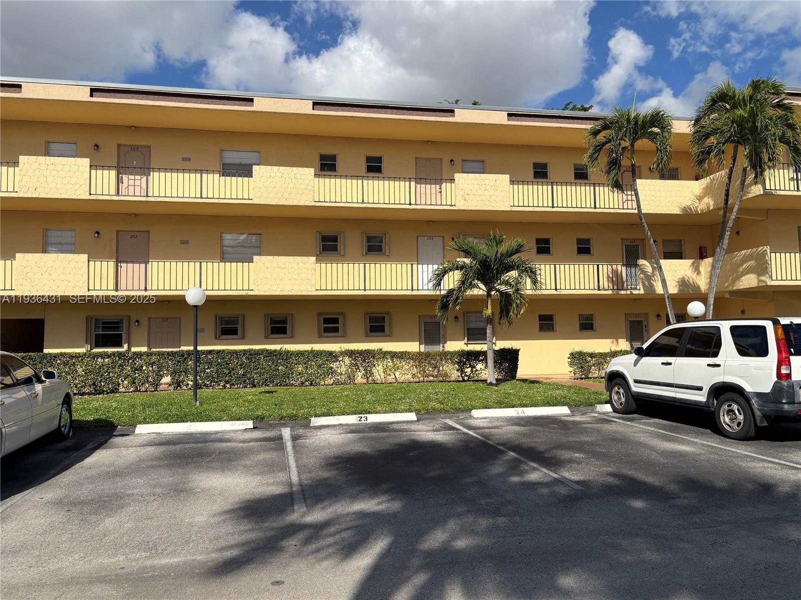 351 Cambridge Road, Unit 108 Hollywood, FL 33024 - Photo 5 of 37