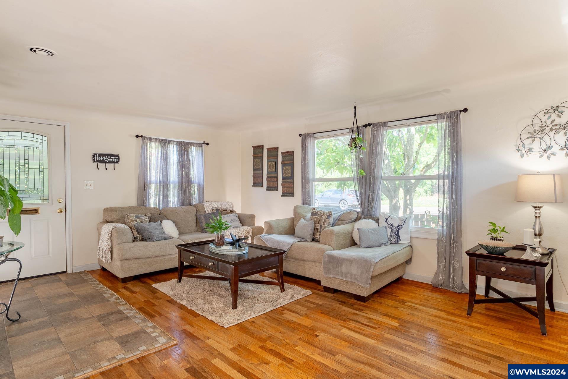 1530 2nd Avenue Albany, OR 97321 - Photo 7 of 35 a living room with furniture and a window