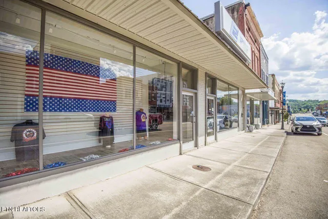 $1,800 | 430 North Roane Street, Harriman, TN 37748