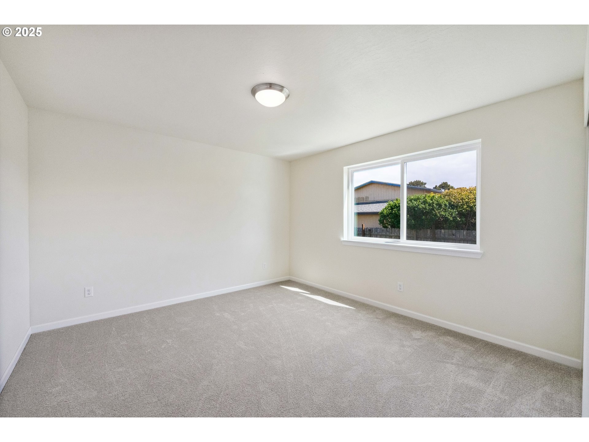 655 11th Street Southwest Bandon, OR 97411 - Photo 11 of 32