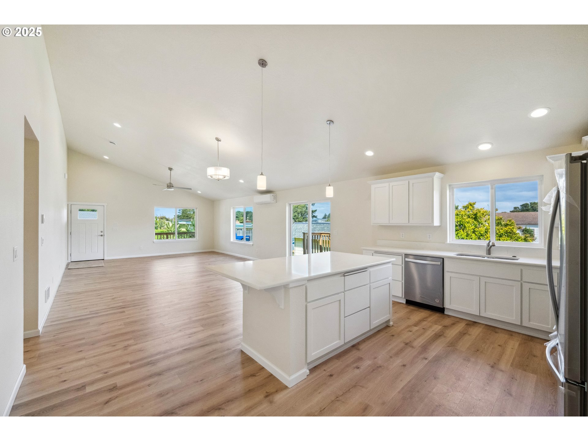 655 11th Street Southwest Bandon, OR 97411 - Photo 8 of 32