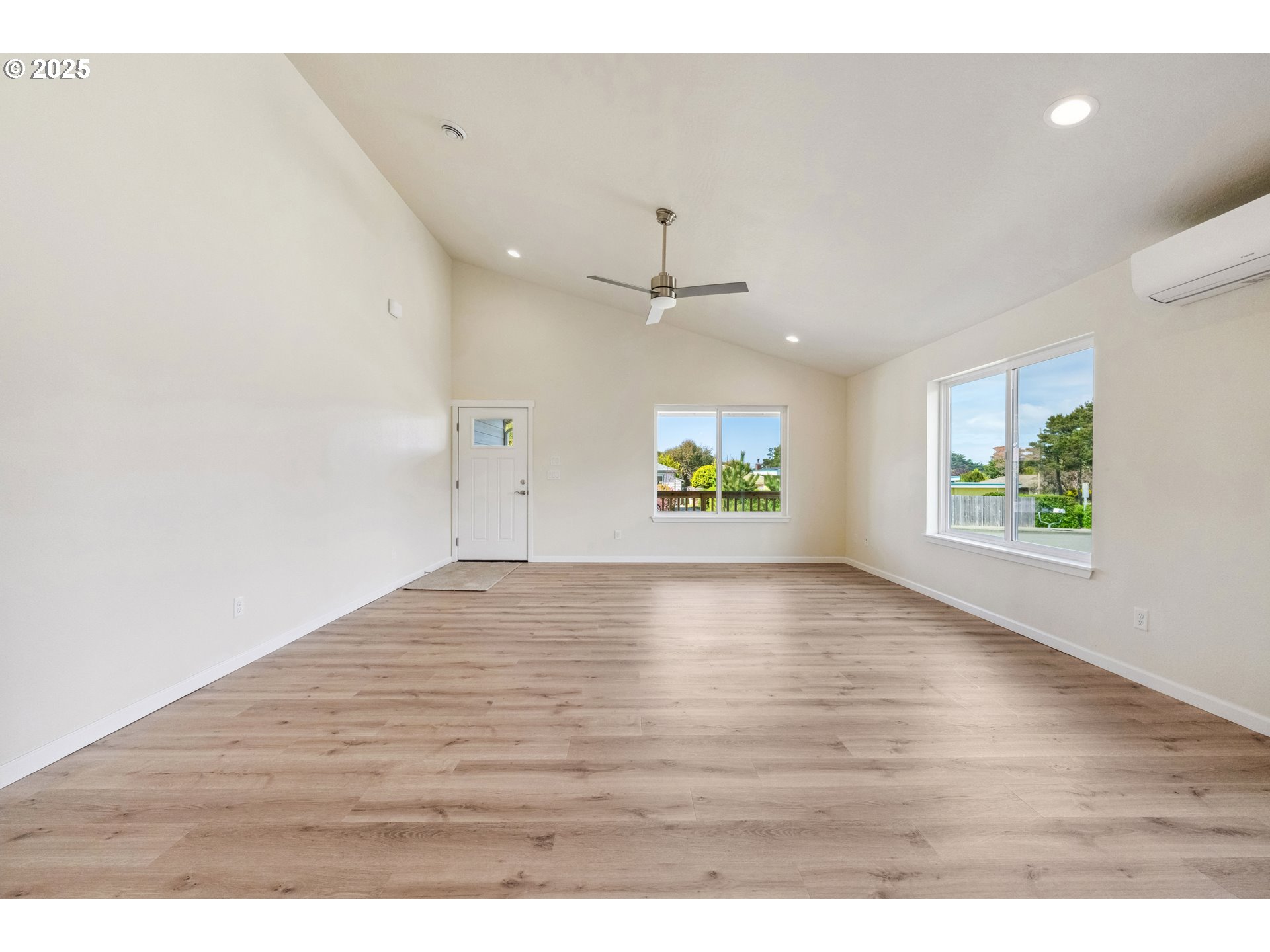 655 11th Street Southwest Bandon, OR 97411 - Photo 9 of 32