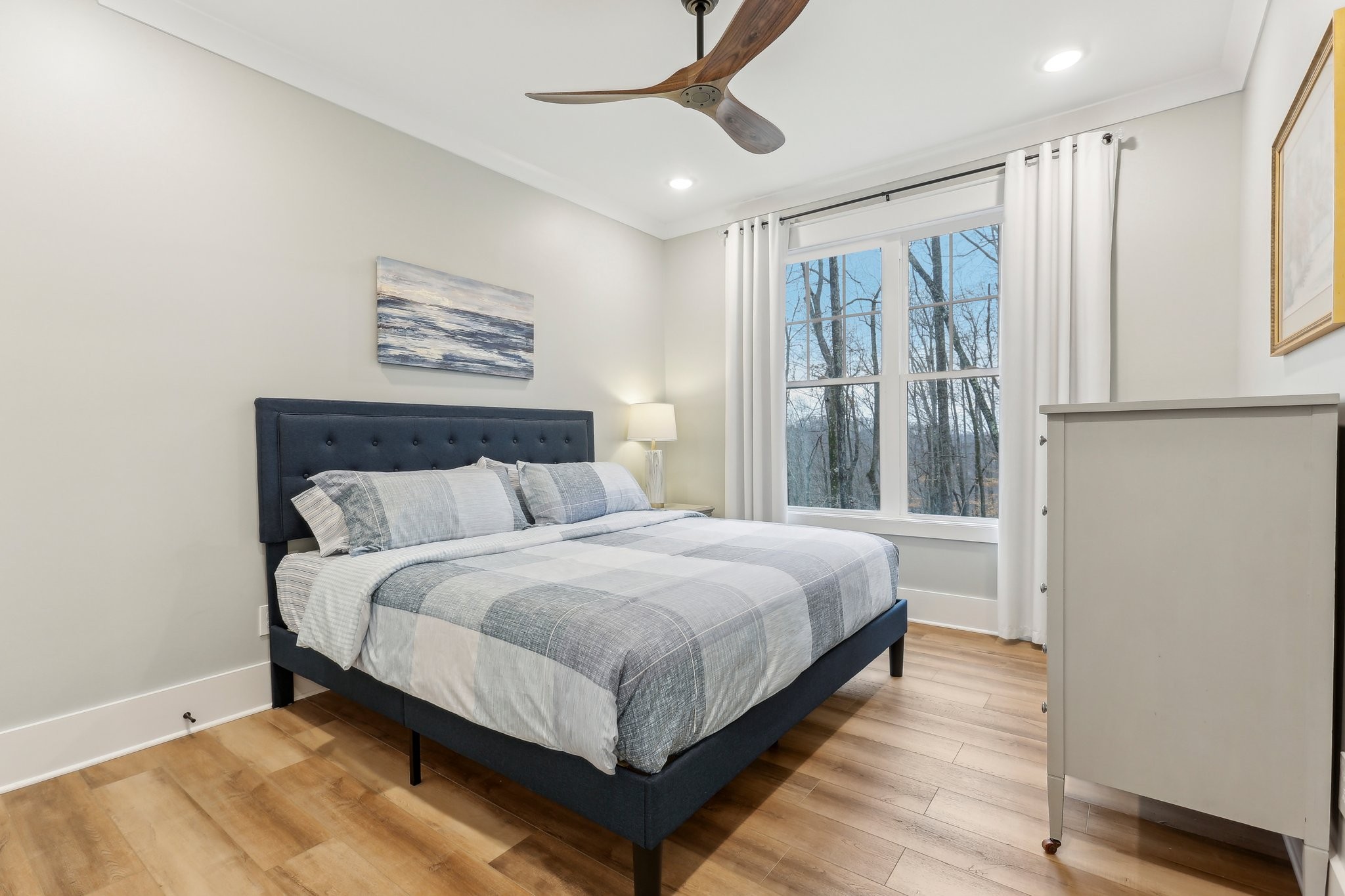 471 Rocky Top Road Sparta, TN 38583 - Photo 54 of 100 a bedroom with a bed lamp and a large window
