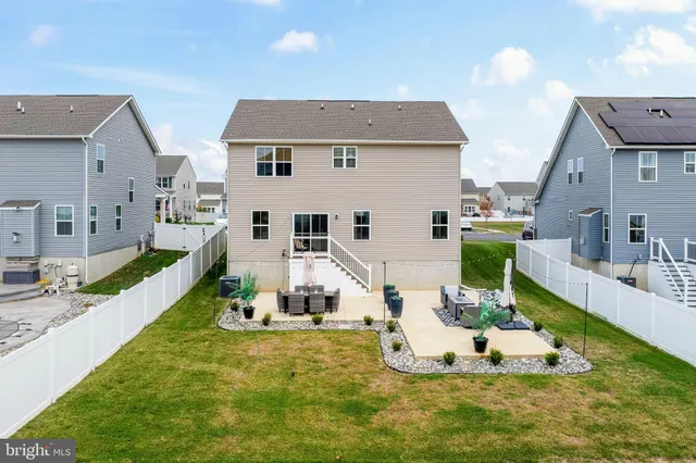a view of a house with backyard