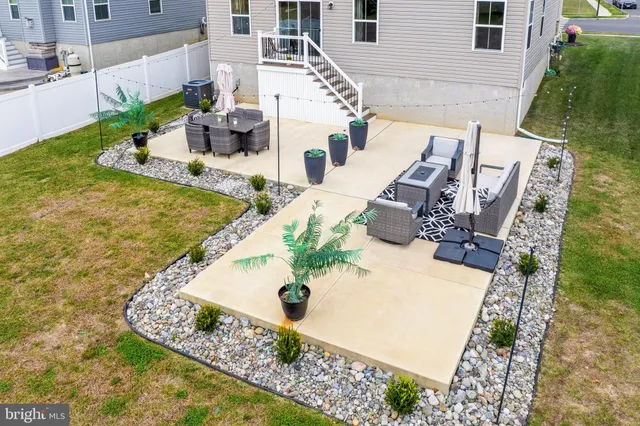 a view of a house with roof