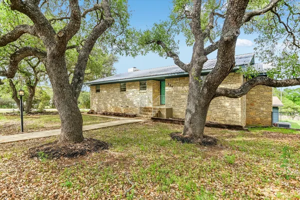a view of a yard with a tree