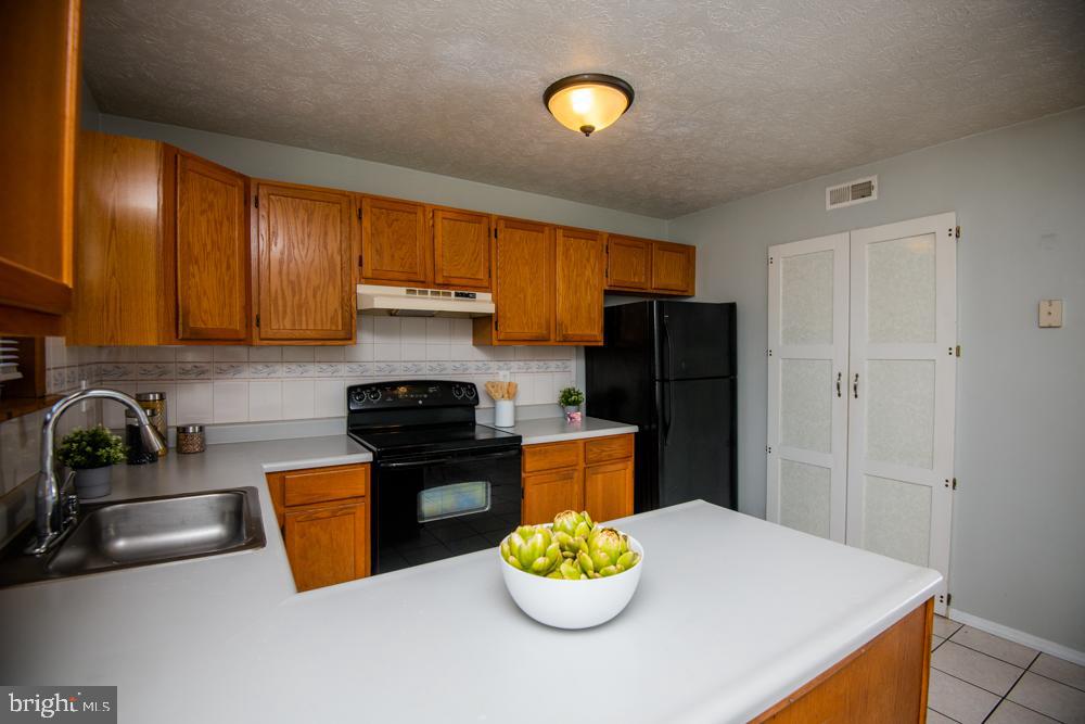418 Kosoak Road Baltimore, MD 21220 - Photo 20 of 42 Kitchen w/ peninsula