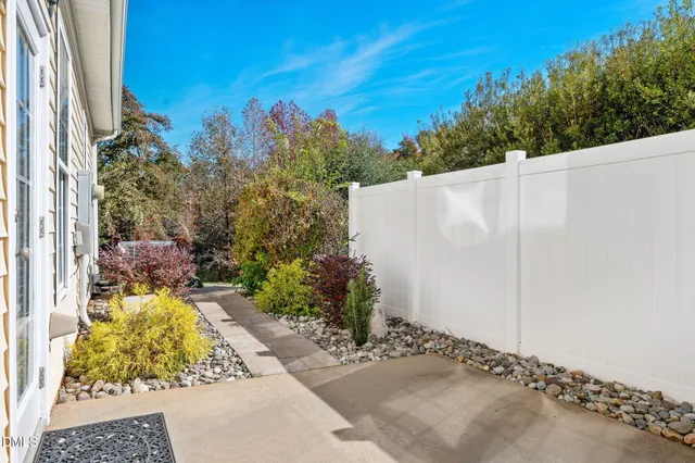 a view of a backyard