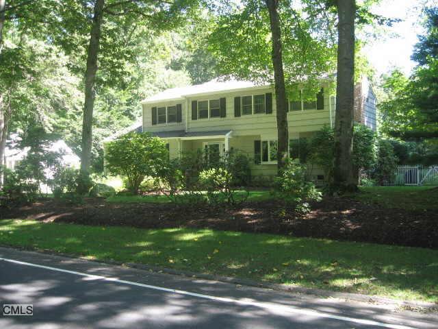a view of a house with backyard