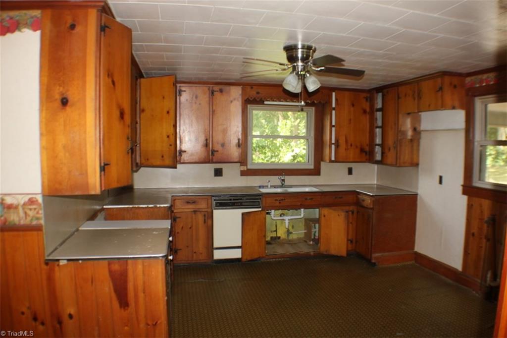 196 South Old Quarry Road Elkin, NC 28621 - Photo 4 of 16 Gallery Image 4