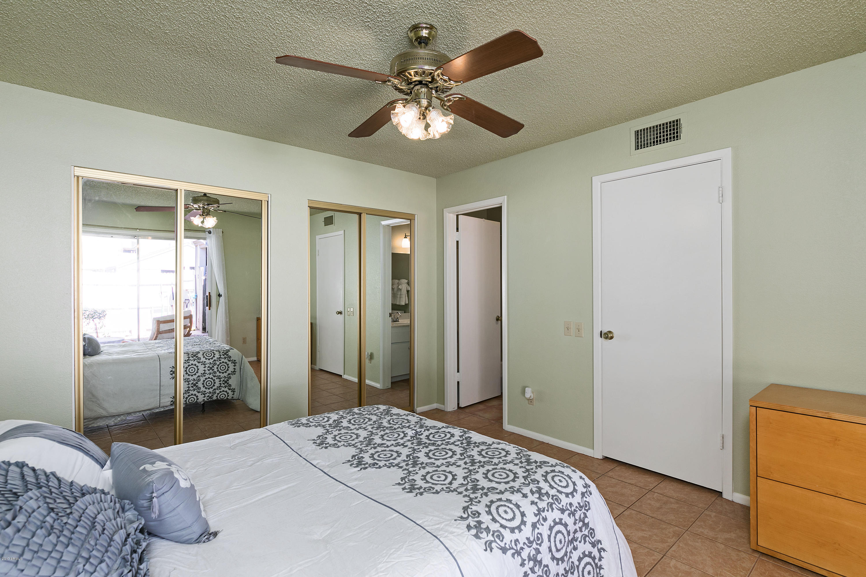 4234 East Carson Road Phoenix, AZ 85042 - Photo 12 of 21 Luxurious Mstr Suite