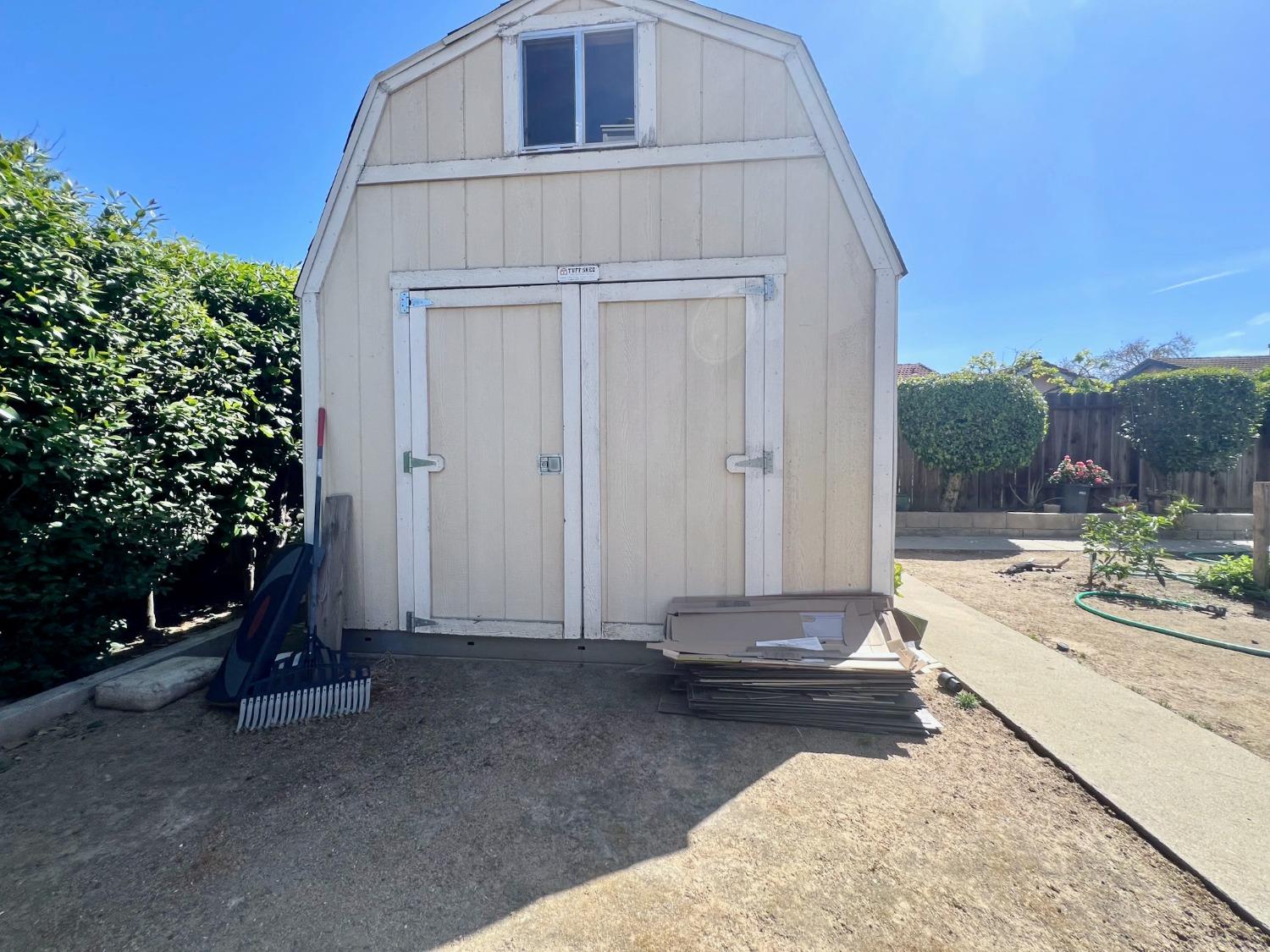 3116 Larrynell Drive Ceres, CA 95307 - Photo 26 of 32 a backyard of a house