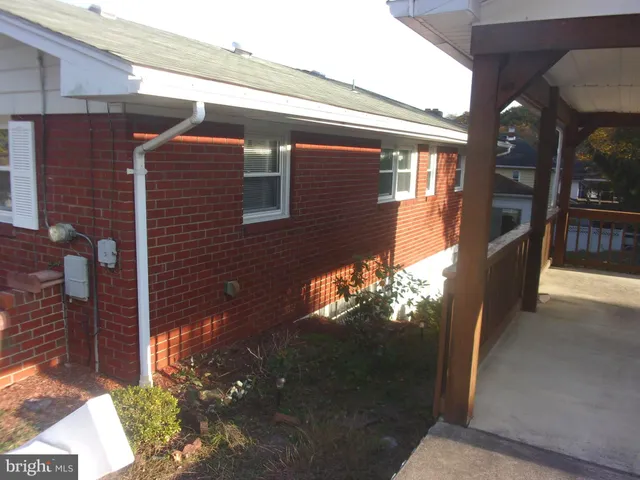 a view of backyard with a barn
