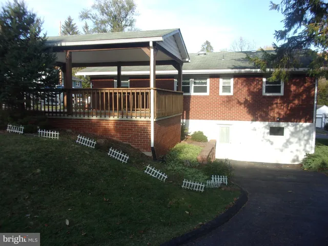 a view of front of a house with a yard