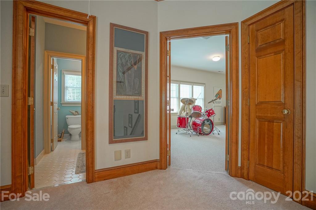 14042 Point Lookout Road Charlotte, NC 28278 - Photo 32 of 48 Gallery Image 32