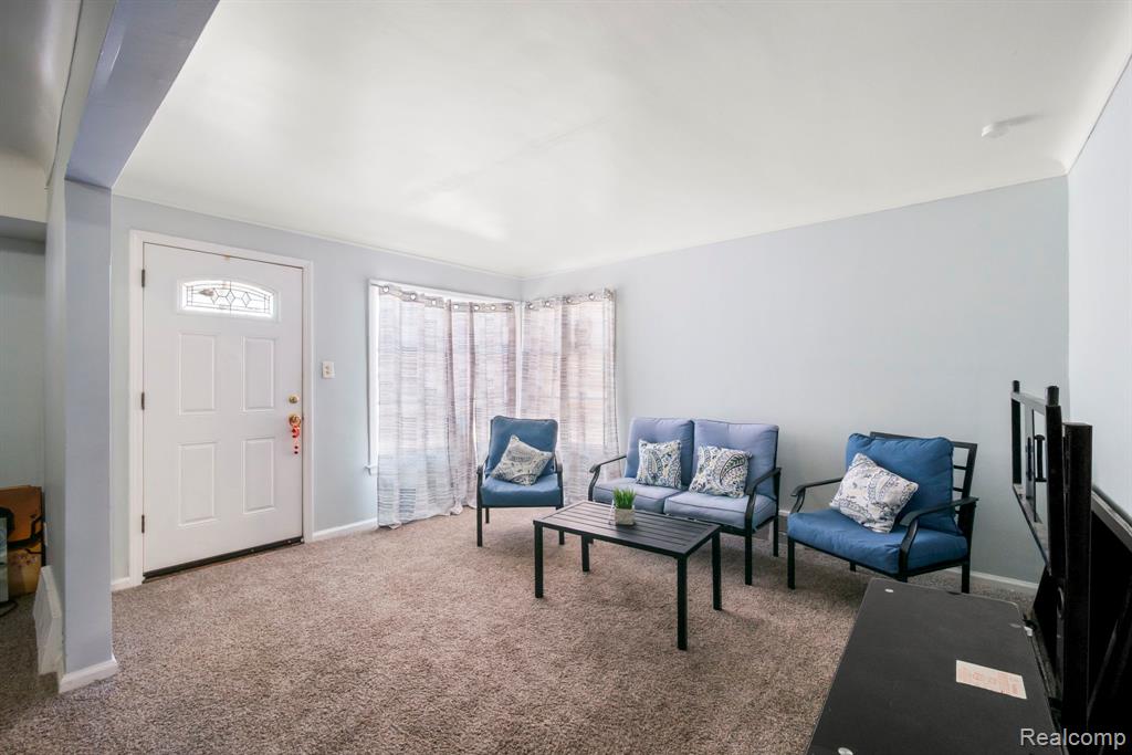 7739 Rosedale Boulevard Allen Park, MI 48101 - Photo 4 of 28