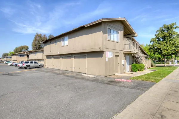 $725,000 | 820 Sherwood Way, Madera, CA 93638