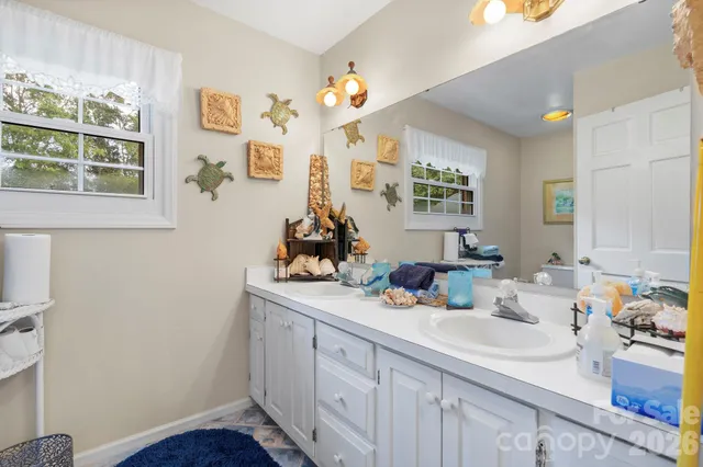 $690,000 | 1750 5th St Drive Northwest, Hickory, NC 28601