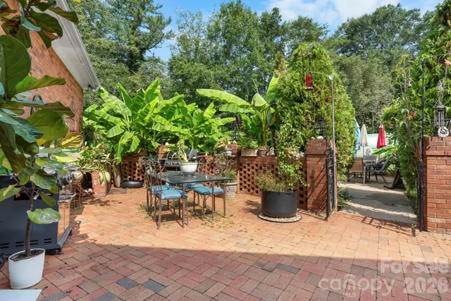 $690,000 | 1750 5th St Drive Northwest, Hickory, NC 28601