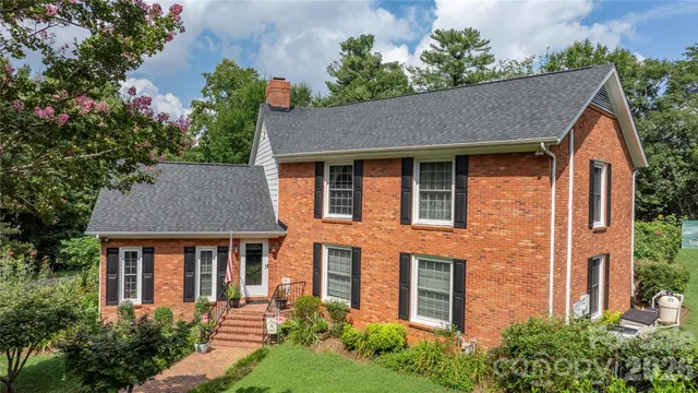 $690,000 | 1750 5th St Drive Northwest, Hickory, NC 28601