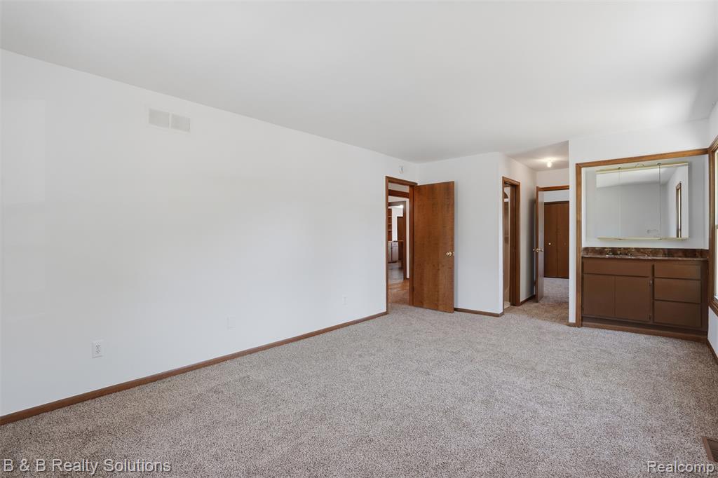 780 North Van Dyke Road, Unit APARTMENT #1 Almont, MI 48003 - Photo 18 of 28