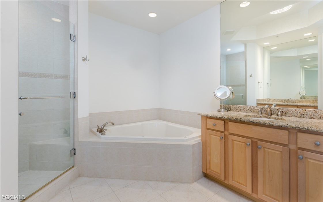2090 West First Street, Unit J2510 Fort Myers, FL 33901 - Photo 16 of 50 a bathroom with a bathtub a sink and a mirror
