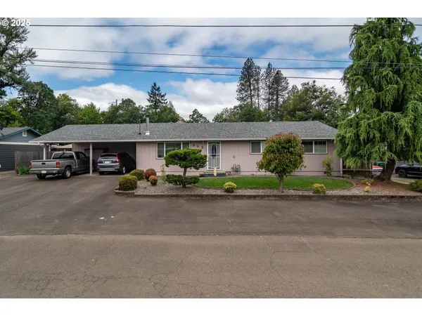 $385,000 | 962 Northwest Keasey Street, Roseburg, OR 97471