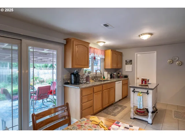 $399,000 | 962 Northwest Keasey Street, Roseburg, OR 97471