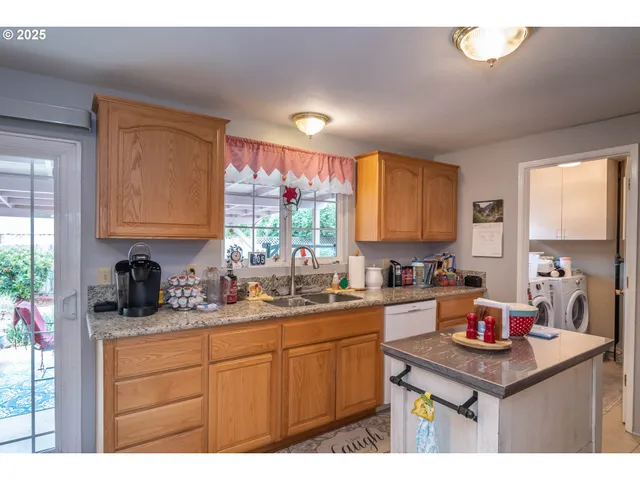 $399,000 | 962 Northwest Keasey Street, Roseburg, OR 97471