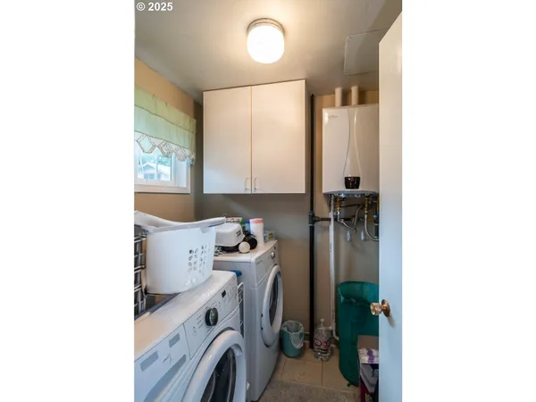 $385,000 | 962 Northwest Keasey Street, Roseburg, OR 97471