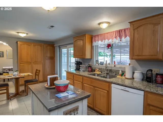 $399,000 | 962 Northwest Keasey Street, Roseburg, OR 97471