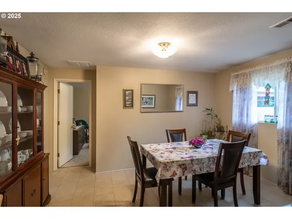 $385,000 | 962 Northwest Keasey Street, Roseburg, OR 97471