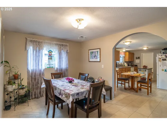 $399,000 | 962 Northwest Keasey Street, Roseburg, OR 97471