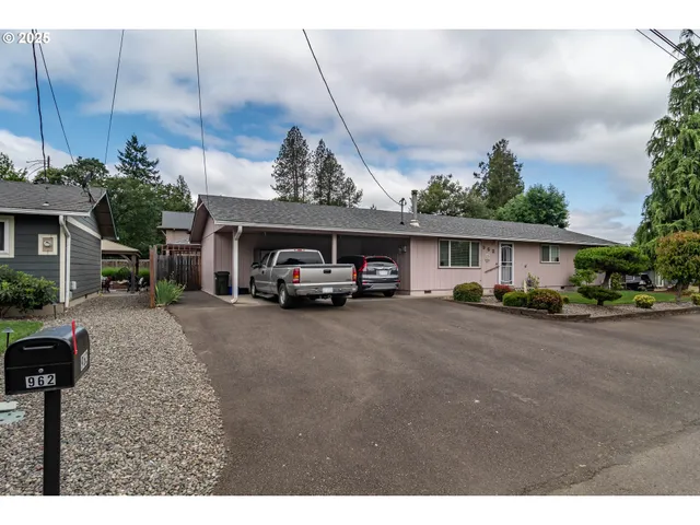 $399,000 | 962 Northwest Keasey Street, Roseburg, OR 97471