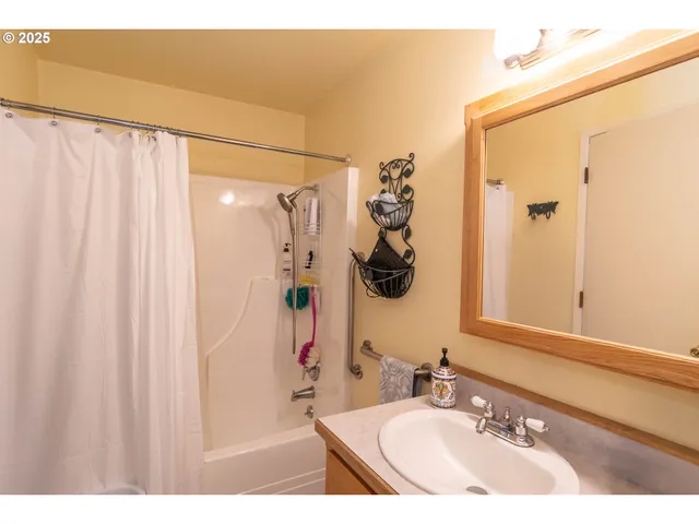 $399,000 | 962 Northwest Keasey Street, Roseburg, OR 97471